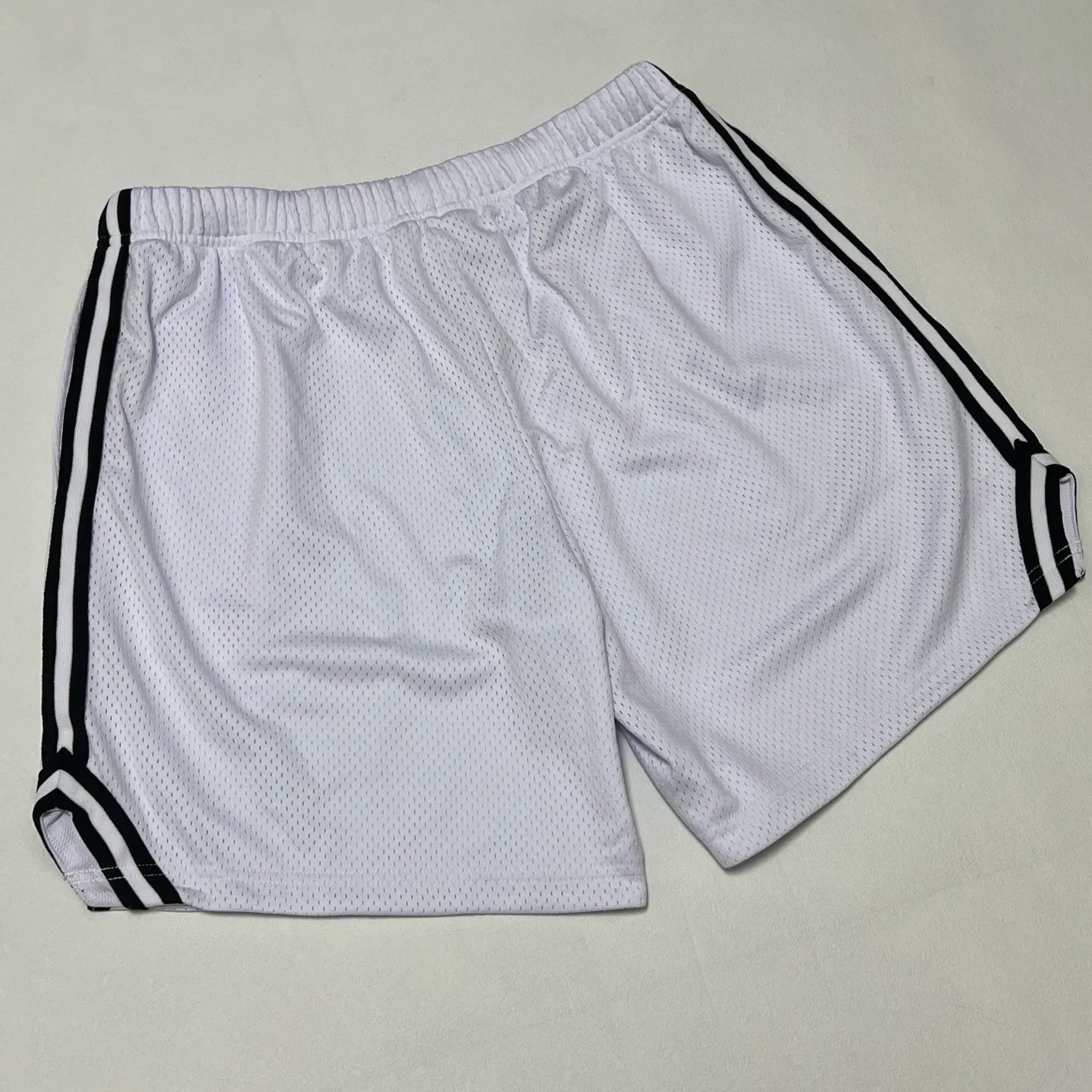 Details GALLERY DEPT. VENICE COURT SHORTS English mesh shorts Logo webbing wide-leg basketball shorts Black and white S-XL Original molding Loose wide-leg version American boy's first choice Breathable mesh fabric Superimposed soft material inside Comfortable and easy to match Custom-woven original consistent webbing/main mark/component wash mark Details enlarged to follow